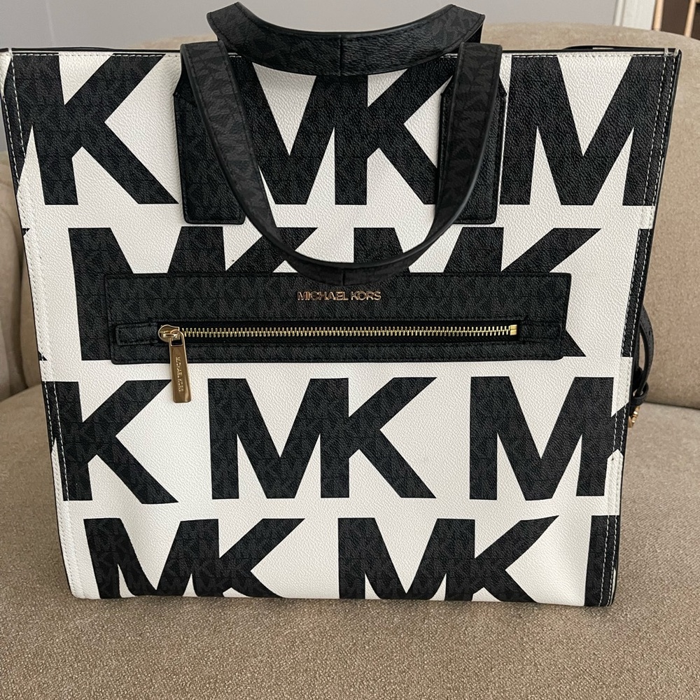 Casually gorgeous Michael Kors bag.